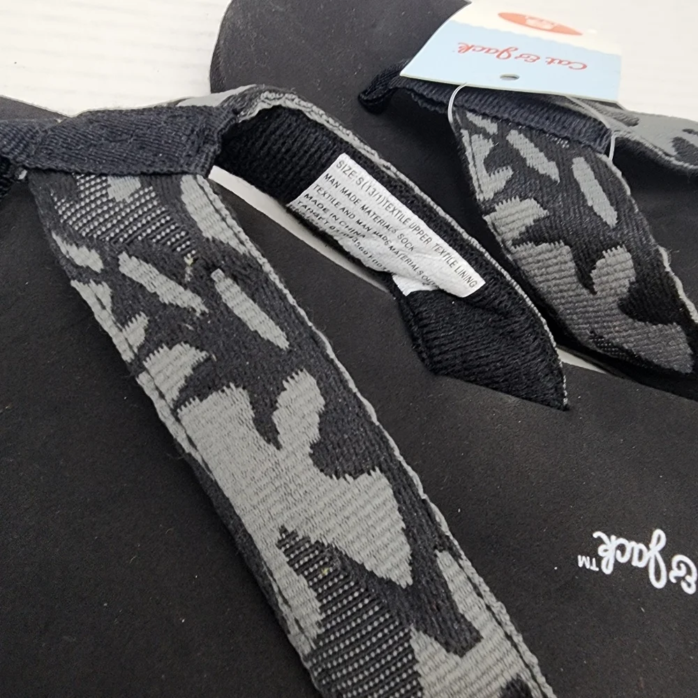 Cat‎ & Jack Boys Black Flip Flops Camo Beach Sandals Lightweight Size 13 /1